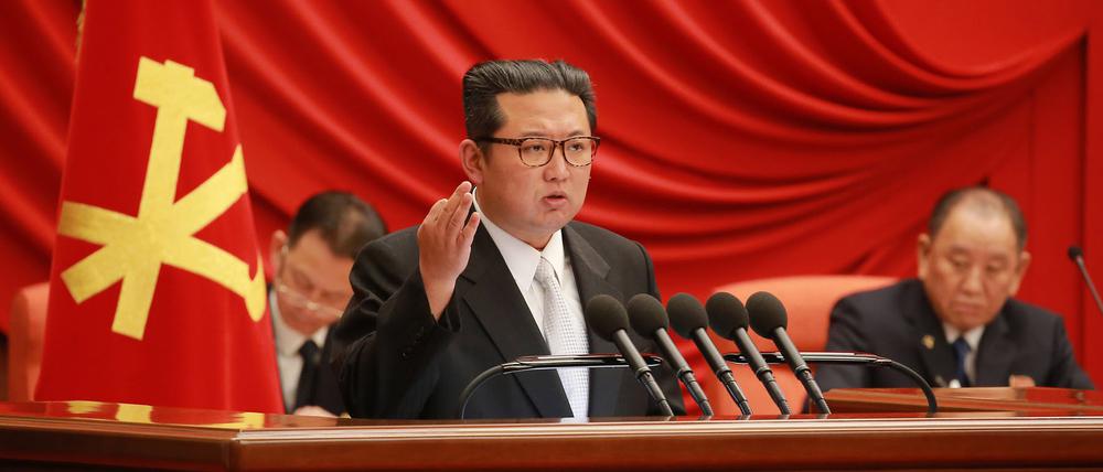Kim Jong Un spricht bei einer Sitzung des Zentralkomitees der regierenden Arbeiterpartei. 