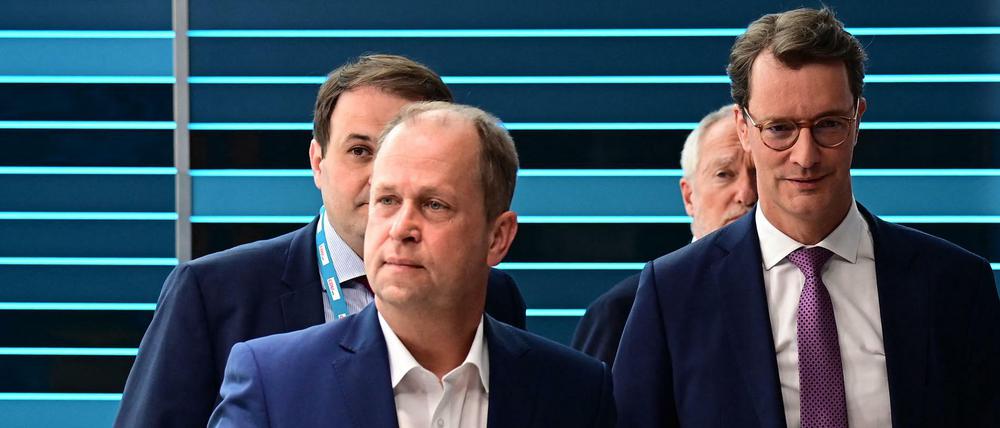Der Spitzenkandidat der FDP in NRW, Joachim Stamp (l.) mit Nordrhein-Westfalens Ministerpräsident und Wahlsieger Hendrik Wuest nach der Landtagswahl.