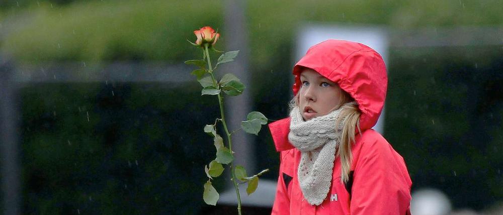Tausende Norweger schwenkten rote Rosen zum Gedenken an die Opfer der Massakers.
