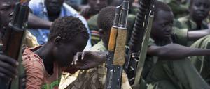 Kinder werden im Südsudan häufig zum Kämpfen gezwungen - oder geraten zwischen die Fronten.