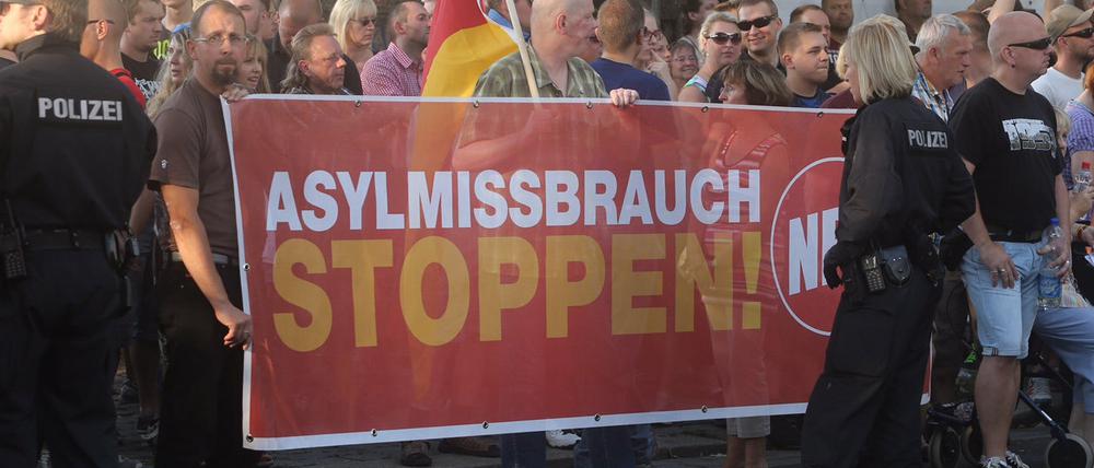 NPD-Protest in Dresden gegen den Aufbau eines Zeltlagers für Flüchtlinge in der Stadt