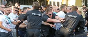 Teilnehmer der NPD-Demonstration in Dresden rangeln mit Polizeibeamten.