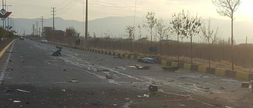 Die Straße, auf der der iranische Kernphysiker Fakhrizadeh getötet wurde, nach dem Anschlag.