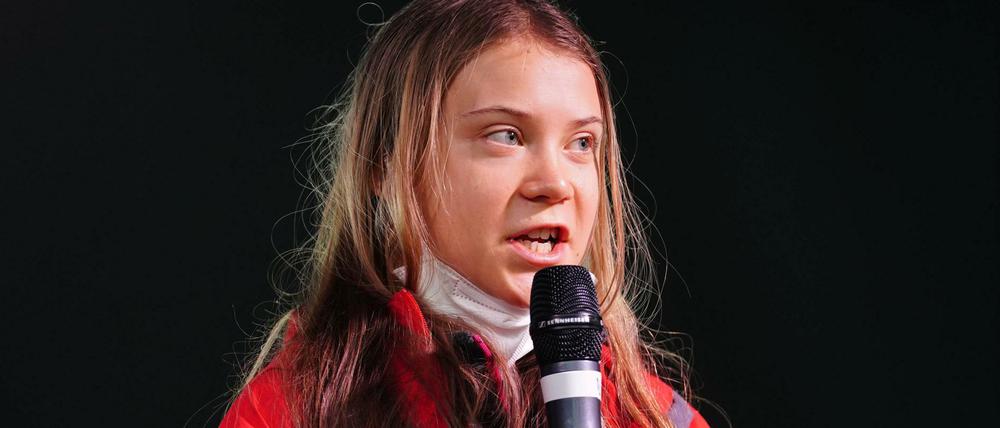 Klimaktivistin Greta Thunberg spricht auf einer Demonstration in Glasgow.