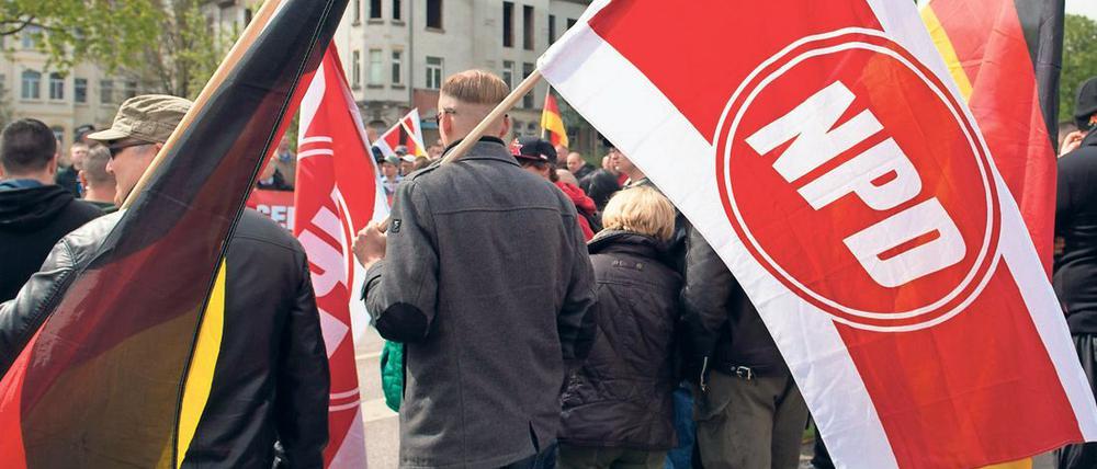 Die Teilnehmer einer Kundgebung der rechtsextremen NPD in Erfurt. 
