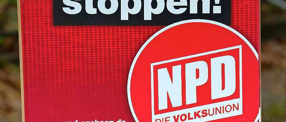 Am 1.11. hat die NPD wieder in Dresden demonstriert, mit diesem Plakat. Die Innenminister der Länder können sich nicht einig werden, ob ein neues Verbotsverfahren gegen die Partei eingeleitet werden sollte.