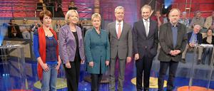 Die sechs Spitzenkandidaten im TV-Schlagabtausch (von links): Katharina Schwabedissen (Linke), Ministerpräsidentin Hannelore Kraft (SPD), Sylvia Löhrmann (Grüne) Bundesumweltminister Norbert Röttgen (CDU), ChristianLindner (FDP) und Joachim Paul (Piratenpartei).