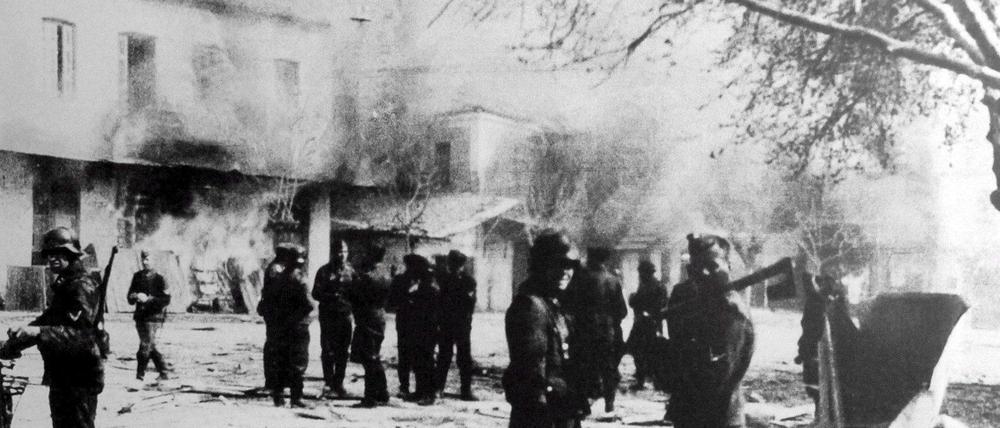 Brennende Häuser im griechischen Ort Distomo nach dem Massaker an 218 Bewohnern 1944