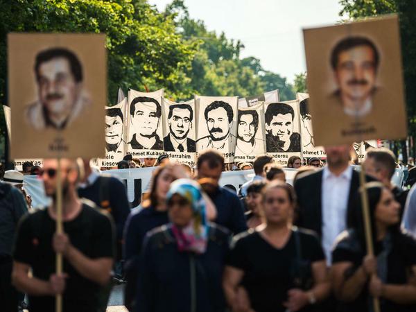Demonstranten halten bei einer Kundgebung Schilder mit Porträt Abbildungen der NSU-Opfer. In München war am Morgen der Prozess gegen den rechtsterroristischen NSU mit Schuldsprüchen zu Ende gegangen.