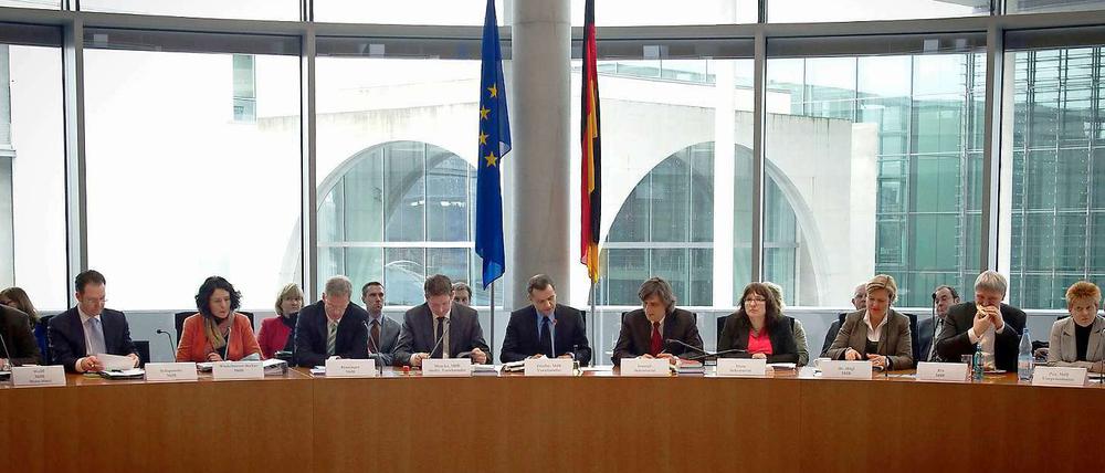 Viele Leute, die an einen Tisch gebracht werden müssen. Die Sitzung des Bundestagsuntersuchungsausschusses zur Terrorgruppe NSU in Berlin.
