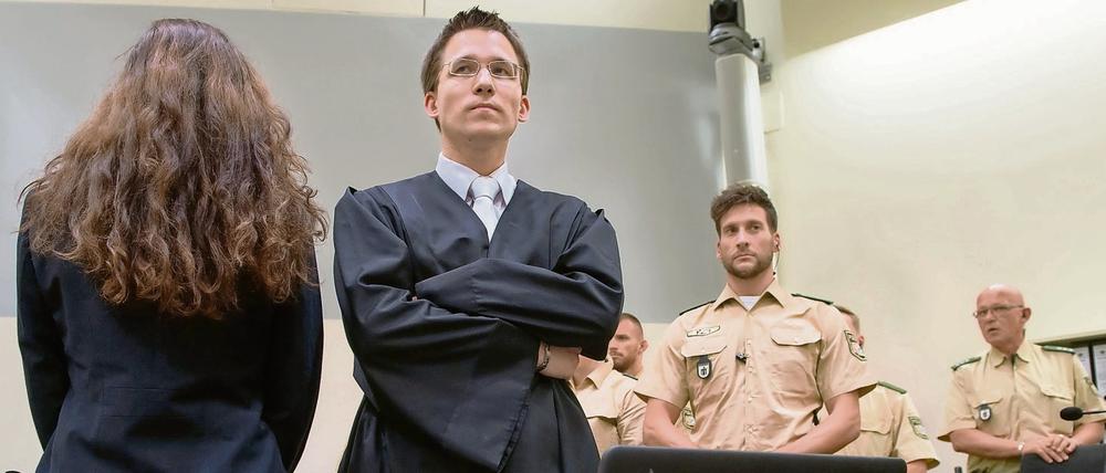 Die Hauptangeklagte Beate Zschäpe steht im Gerichtssaal im Oberlandesgericht in München neben ihrem neuen, vierten Anwalt Mathias Grasel. 