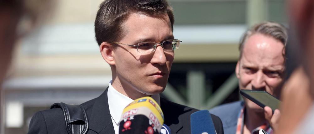 Der neue Pflichtverteidiger der Angeklagten Zschäpe, Mathias Grasel, verlässt am 07. Juli 2015 nach Ende des Prozesstages das Oberlandesgericht in München und spricht dabei mit Medienvertretern. Viel sagte Grasel aber nicht.