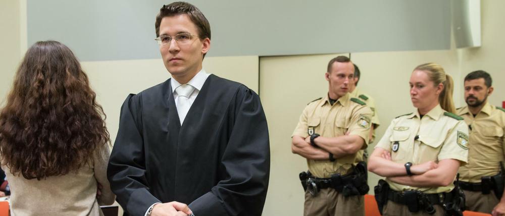 Die Angeklagte Beate Zschäpe (l) steht am 02.09.2015 im NSU-Prozess im Gerichtssaal im Oberlandesgericht in München (Bayern) neben ihrem vierten Anwalt Mathias Grasel. 