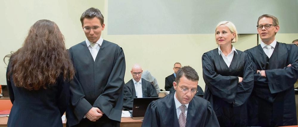 NSU-Prozess Die Angeklagte Beate Zschäpe steht am Dienstag (14.07.2015) im Landgericht in München beim NSU-Prozess neben ihrem neuen Anwalt Mathias Grasel und den Anwälten Wolfgang Stahl (l-r), Anja Sturm und Wolfgang Heer. 