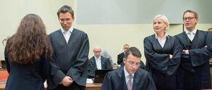 NSU-Prozess Die Angeklagte Beate Zschäpe steht am Dienstag (14.07.2015) im Landgericht in München beim NSU-Prozess neben ihrem neuen Anwalt Mathias Grasel und den Anwälten Wolfgang Stahl (l-r), Anja Sturm und Wolfgang Heer. 