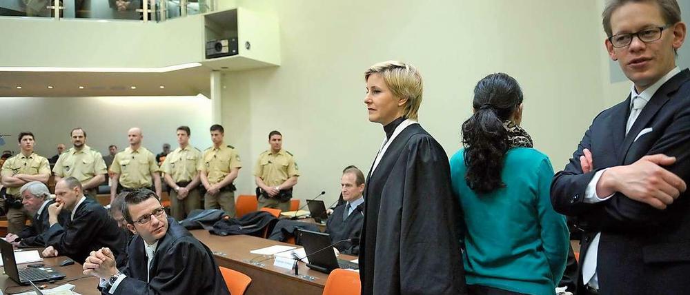 Beate Beate Zschäpe beim NSU-Prozess mit ihren Anwälten. 