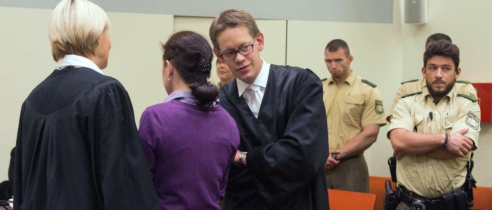 Die Angeklagte Beate Zschäpe (2.v.l.) steht am Donnerstag im Gerichtssaal in München zwischen ihren Anwälten Anja Sturm und Wolfgang Heer. 