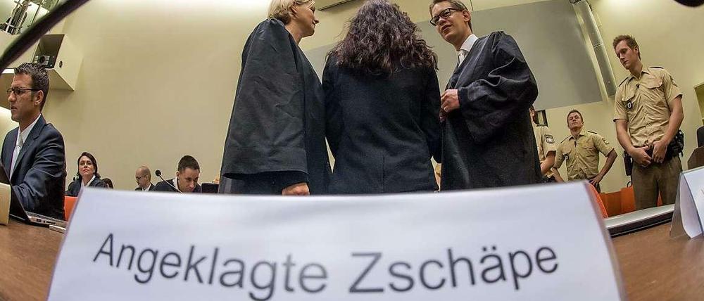 Beate Zschäpe (m.) im Münchener Gerichtssaal mit ihren Verteidigern. 