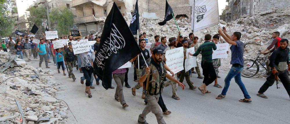 Die Al-Nusra-Front marschiert im syrischen Aleppo.