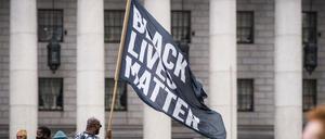 „Black Lives Matter“-Demonstranten gegen Polizeigewalt in New York. Der Fall eines erstickten Afroamerikaners wird aufgerollt.
