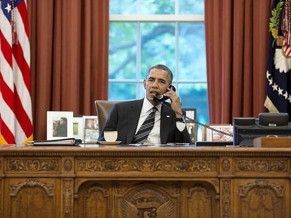 US-Präsident Barack Obama telefoniert an seinem Schreibtisch.