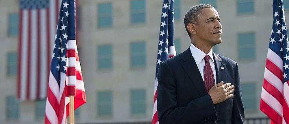 Barack Obama vor US-amerikanischen Flaggen