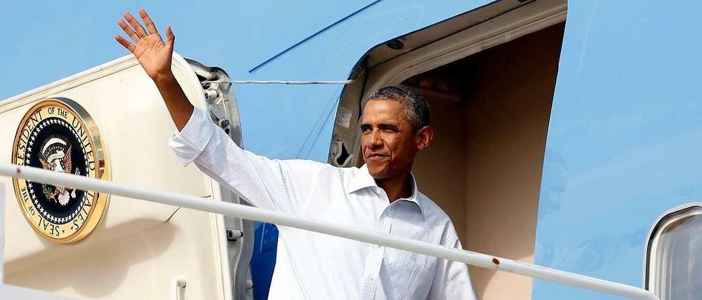 US-Präsident Barack Obama winkt, bevor er in das Präsidenten-Flugzeug einsteigt.