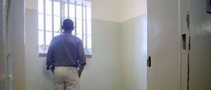 Barack Obama in der ehemaligen Zelle Nelson Mandelas im Gefängnis auf Robben Island.
