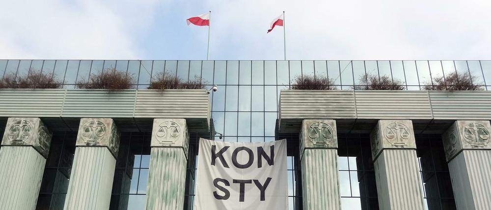 Über dem Haupteingang des Obersten Gerichts in Warschau hängt ein Banner mit der Aufschrift „Konsytucja“ (Verfassung). 