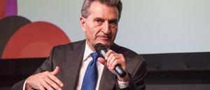 Günther Oettinger stellt sich auf der re:publica einem lachenden Publikum. 