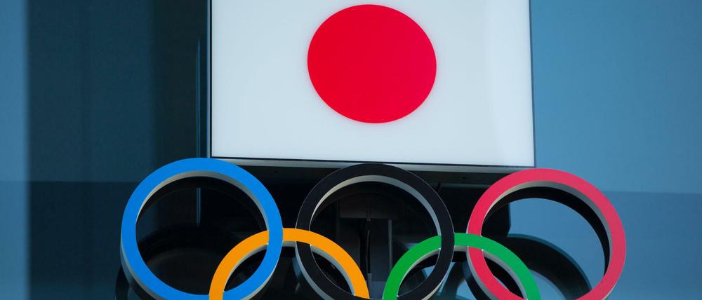 Die japanische Nationalflagge ist am Eingang des Japanischen Olympischen Museums in Shinjuku.