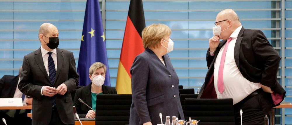 Wo bleiben die Hilfen: Finanzminister Scholz, Kanzlerin Merkel, Wirtschaftsminister Altmaier