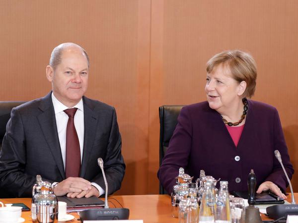 Noch-Vizekanzler Olaf Scholz (SPD) neben Bundeskanzlerin Angela Merkel (CDU).