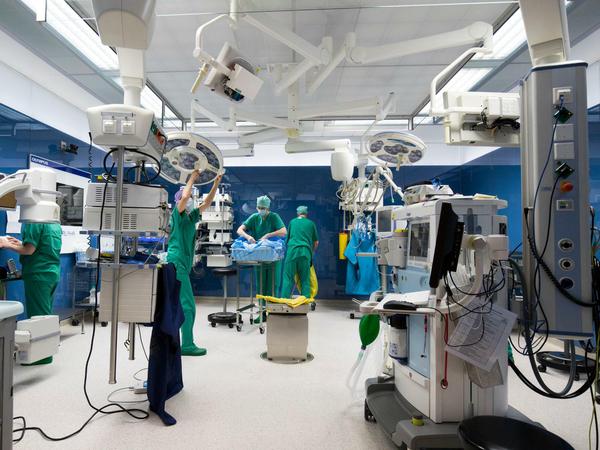 Auch das Universitätsklinikum Hamburg-Eppendorf verschiebt weiterhin planbare Operationen wegen der Corona-Pandemie.