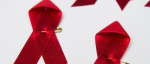 Viele rote Schleifen, das weltweit anerkannte Symbol für die Solidarität mit HIV-Infizierten. (Symbolbild)