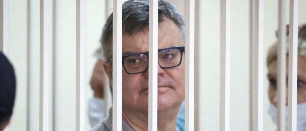 Viktor Babariko, Oppositioneller in Belarus, steht in einem Käfig in einem Gerichtssaal.