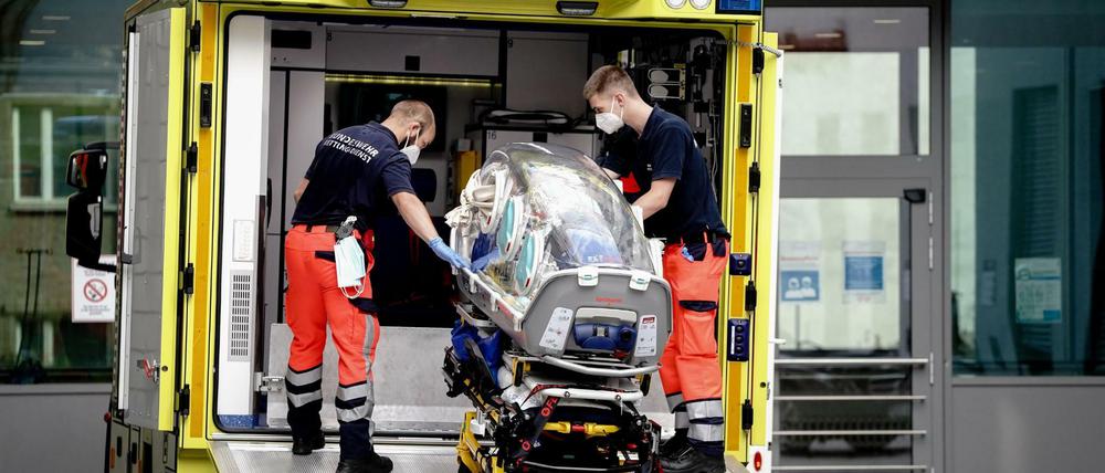 Sanitäter vom Bundeswehr Rettungsdienst bringen die Spezialtrage, mit der Nawalny in die Charité eingeliefert wurde, zurück in den Krankenwagen.