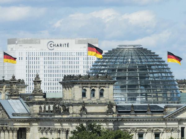 Das Bettenhochhaus der Berliner Charite ist hinter dem Reichstagsgebäude zu sehen. In der Klinik wird der russische Oppositionelle Nawalny behandelt.