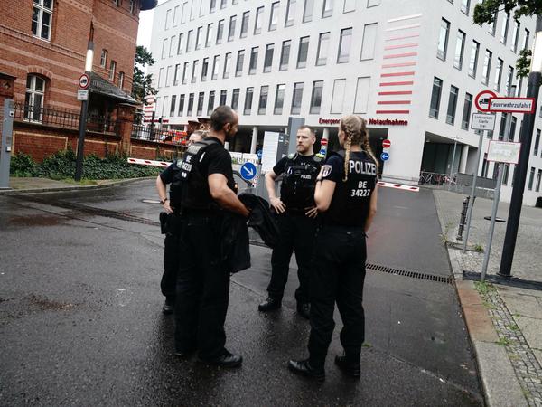 Polizeibeamte stehen am Samstagmorgen vor der Einfahrt zur Berliner Charité. Hier soll Nawalny behandelt werden.