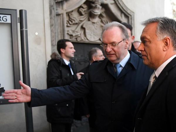 Ungarns Ministerpräsident Viktor Orban (rechts) und Sachsen-Anhalts Ministerpräsident Reiner Haseloff (CDU) am Montag in Wittenberg.
