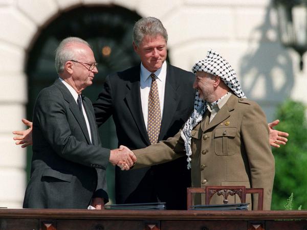 Historischer Tag: Am 13. September reichten sich Rabin und PLO-Chef Arafat im Beisein von US-Präsident Clinton die Hand.