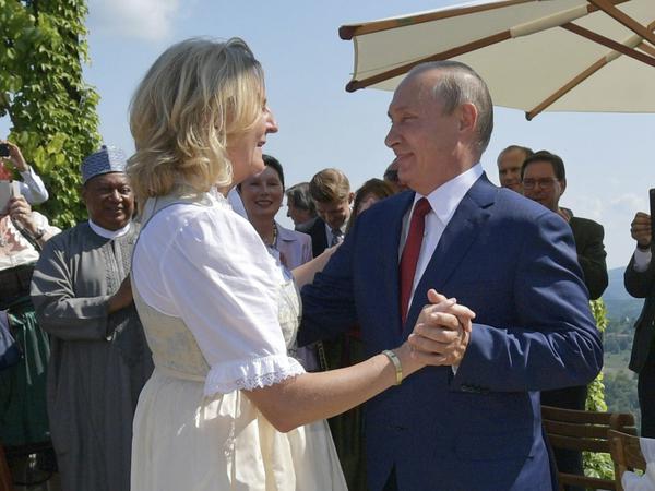 Karin Kneissl (FPÖ), ehemalige Außenministerin, tanzte 2018 auf ihrer Hochzeit mit Gast Putin.
