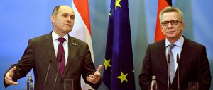 Bundesinnenminister Thomas de Maizière (CDU, r) und der neue österreichische Innenminister Wolfgang Sobotka (ÖVP) sprechen über die Flüchtlingspolitik in Europa.