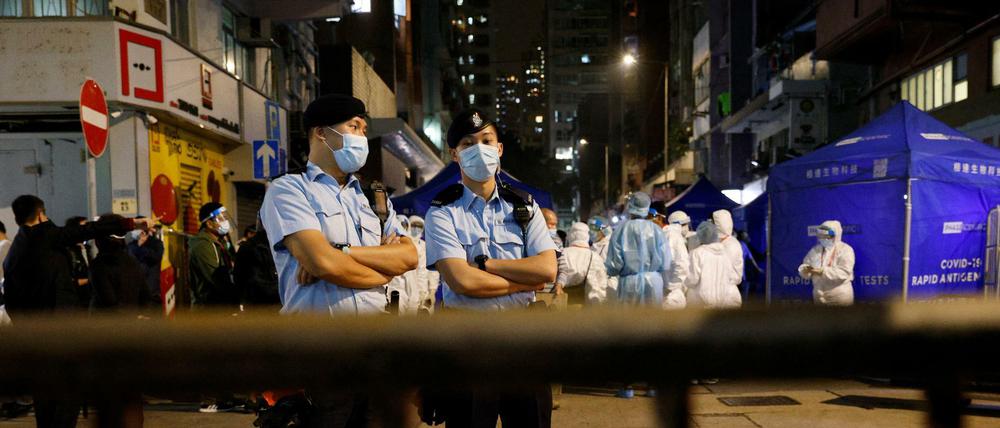 Überfalltaktik im Kampf gegen Corona: Abgesperrtes Wohnviertel in Hongkong