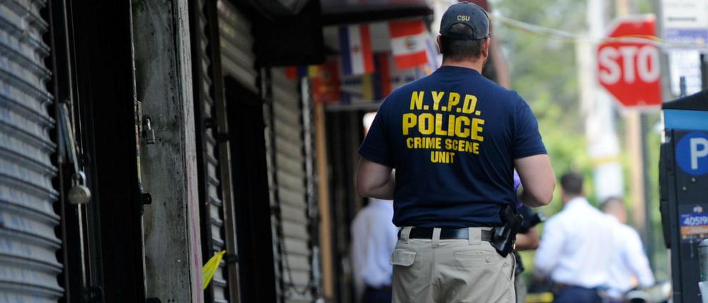 Tatort New York: Polizisten sammeln Beweise nach einer Schießerei im Stadtteil Queens.