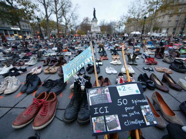 Die Schuhe stehen symbolisch für all diejenigen, die sich am Sonntag in Paris an einer Großdemonstration für das Klima beteiligen wollen. Stattdessen gab es eine kleinere Menschenkette entlang der geplanten Marschroute. Danach kam es zu Auseinandersetzungen zwischen Polizei und einigen Demonstranten, rund 100 von ihnen sind festgenommen worden. 