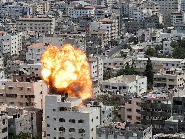 Während eines israelischen Luftangriffs am 6. August 2022 steigen in Gaza-Stadt Flammen und Rauch auf. 