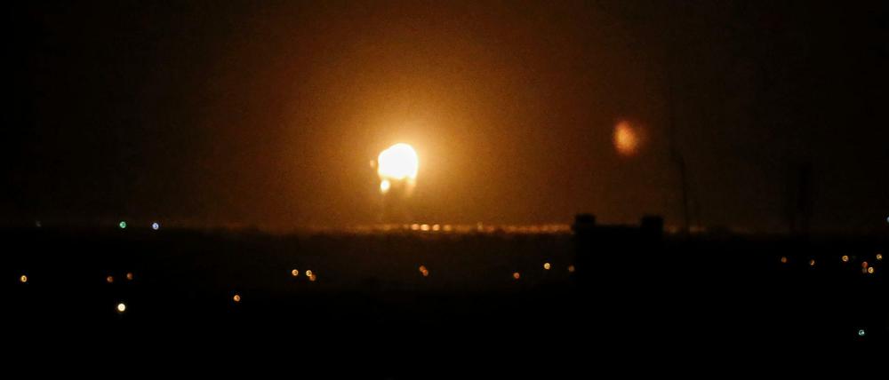 Angriff aus Israel: Ein Feuerball über dem Gazastreifen 