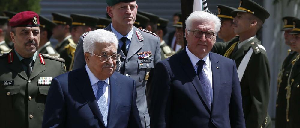 Palästinenserpräsident Mahmud Abbas (l) und Bundespräsident Frank-Walter Steinmeier.