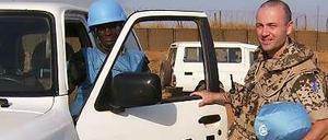 Helm und Schutzweste sind immer dabei. Major Palkowitsch mit einem Kollegen in Südsudan.
